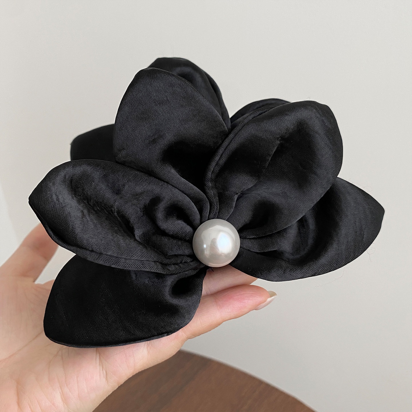 【1点ご購入 で10点プレゼントいたします】立体花びら形光沢サテングリップ大ボリューム高級感ヘアピン