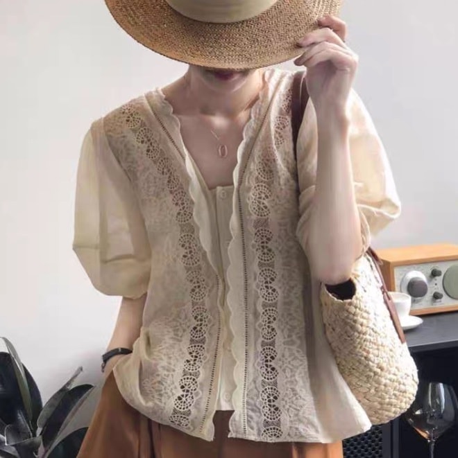 レディース トップス シャツ ブラウス 5分袖 ボリューム袖 パフスリーブ バルーン袖 Vネック フェミニン レース 刺繍 フリル 前開き 透け感 シースルー かわいい 大人可愛い おしゃれ レトロ