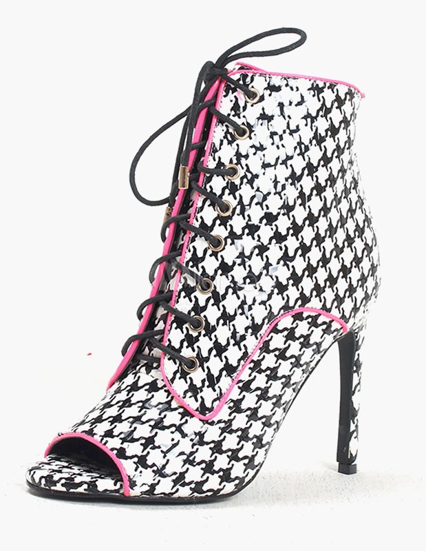 ピープトウシューズの千鳥格子ブーティ