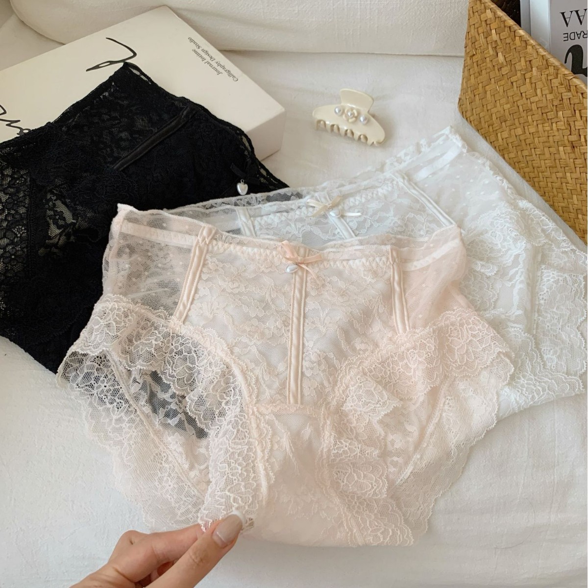 【1点ご購入 で10点プレゼントいたします】女の子風パンツ女性透かしレースの中ウエストの薄いメッシュレースのリボン三角パンツ