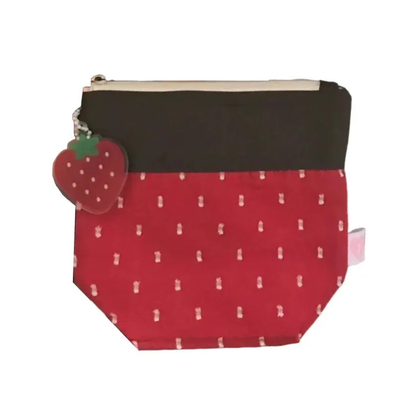 Qoo10] ILLIT ウォンヒ愛用 いちごポーチ : KPOP