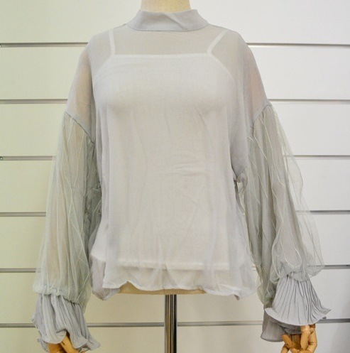 K116.インナーキャミ付プリーツ袖シフォンブラウス（グレー）