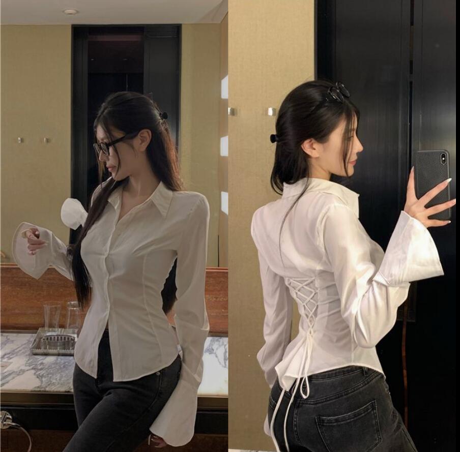 女性ののリボンウエストシャツフィットシャツの上着