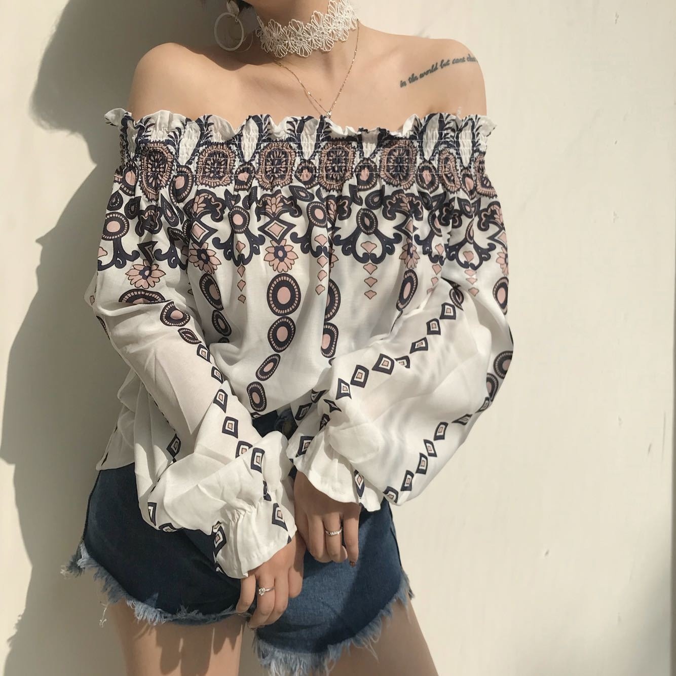 2422.花柄オフショルダー長袖ブラウス（ホワイト）2019 春夏秋 カジュアル 普段使い お出かけ 大人