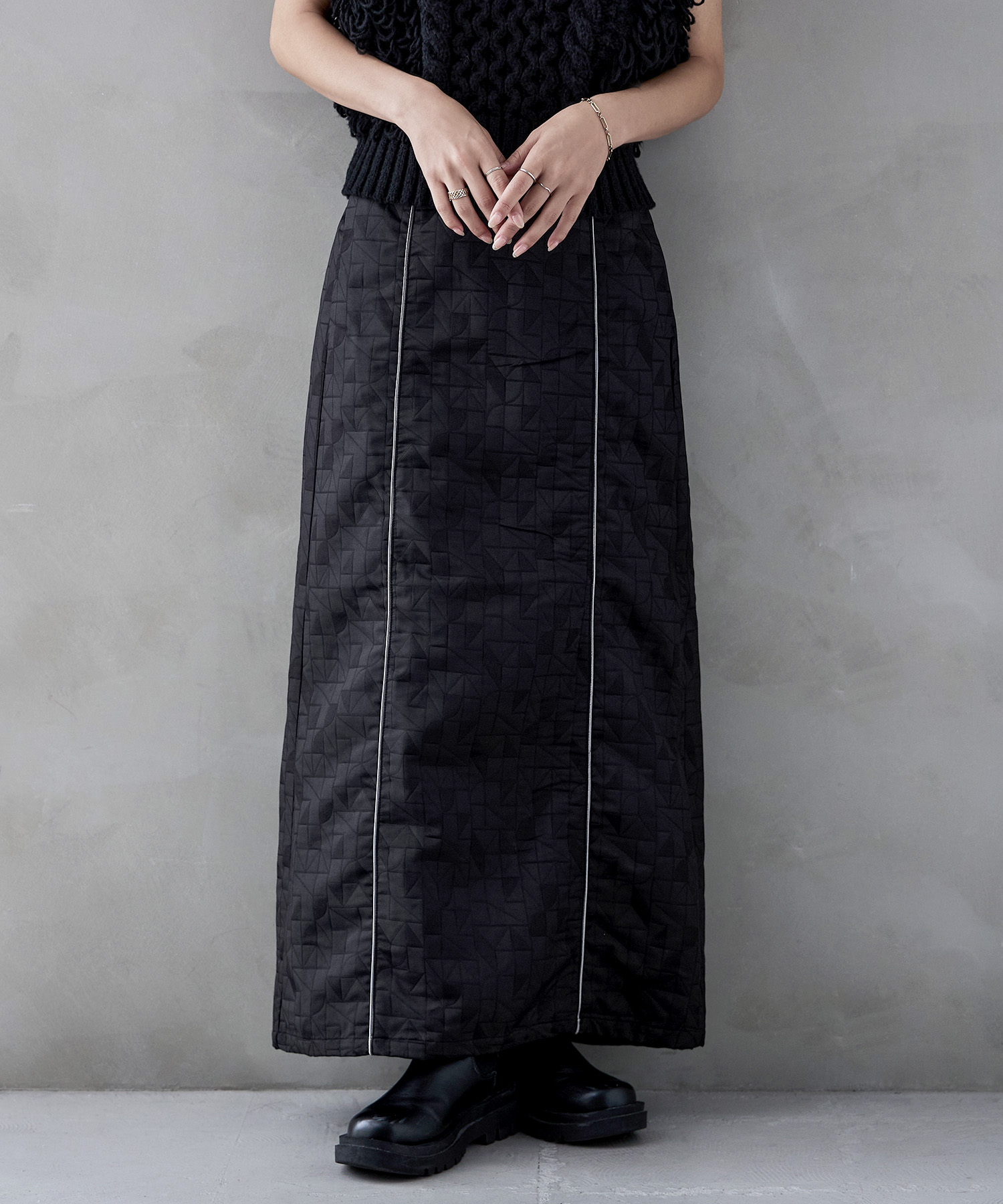 ジオメトリックキルトパイピングスカート キルティング 幾何学 スカート ボトムス パイピング ライン キルト バックウエストゴム バックスリット Aライン ロング丈 マキシ丈 スカート