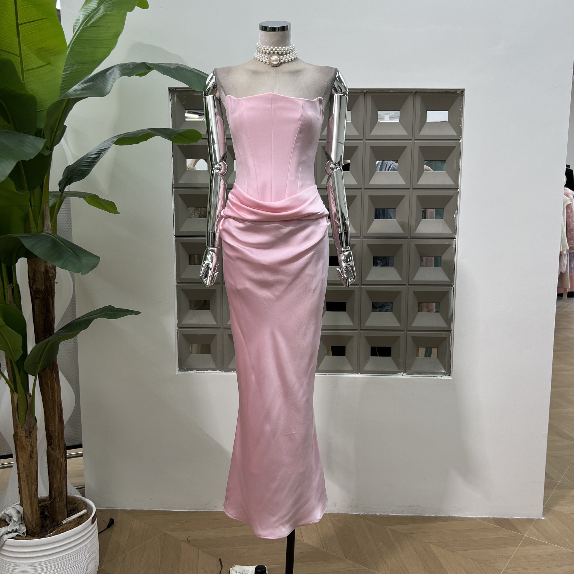 富家の女性の修身のしわは偽の2つの魚の尾の胸のワンピースの高級感のパーティーのドレスをつなぎ合わせます