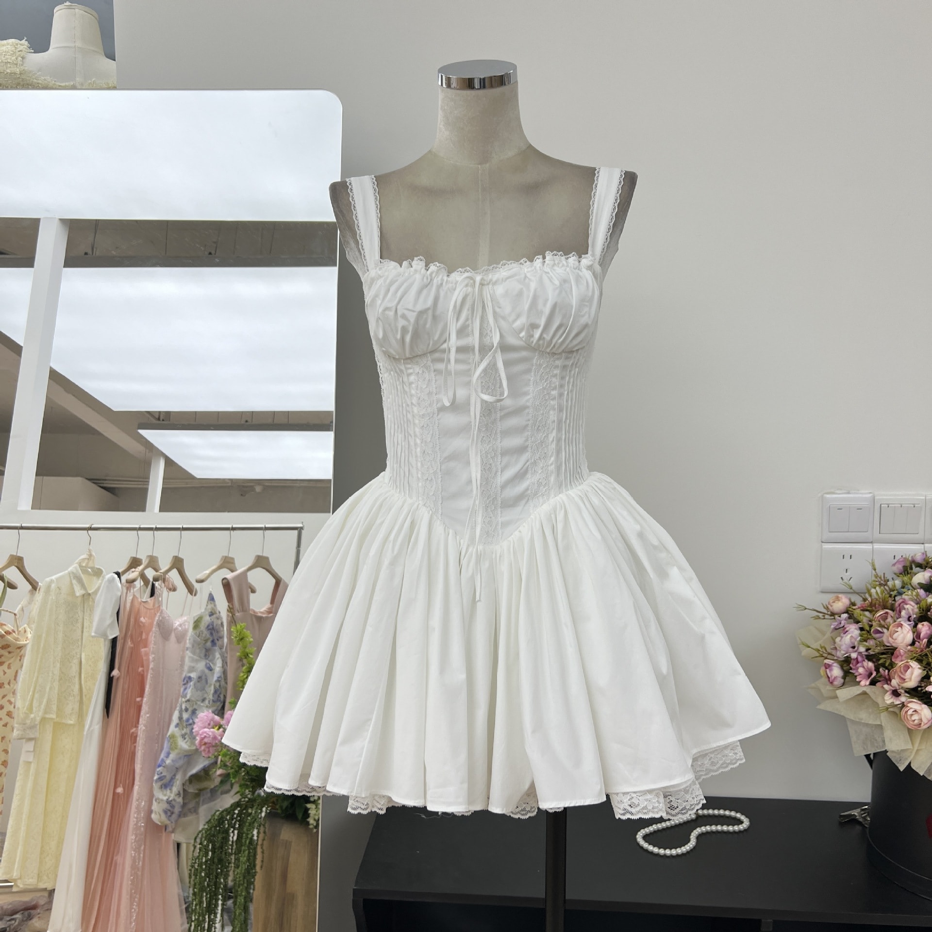 英倫ファッションは軽くて豪華で優雅なレースの辺の重工業の車の条の宮廷はベルトを巻いて腰の純色のワンピースを収めます