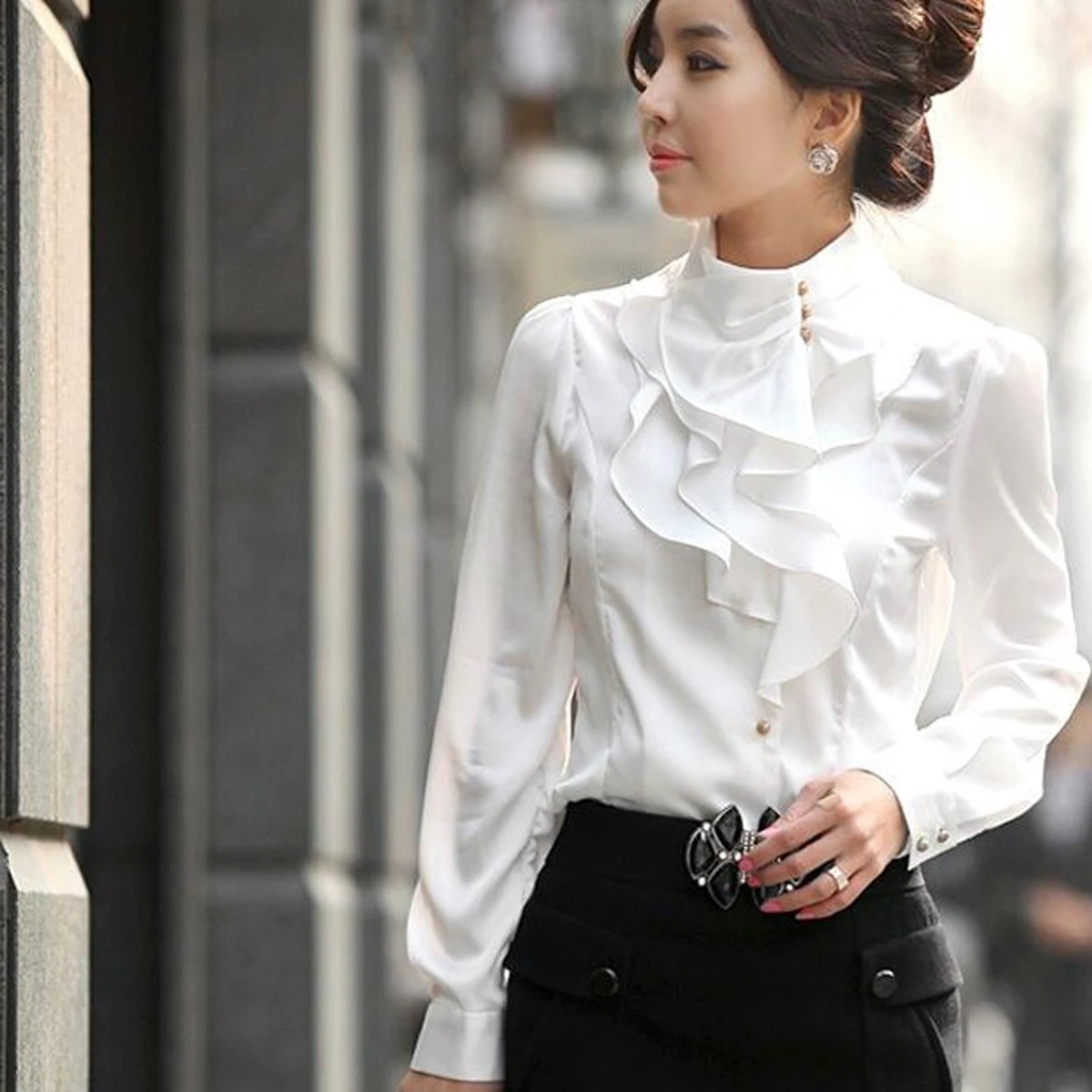 フリル シャツ ブラウス トップス 白シャツ ショート ショート丈 袖あり 長袖 襟付き スタンドカラー スリム 前開き 大人可愛い きれいめ 大人 上品 おしゃれ お洒落 大人女子 エレガント