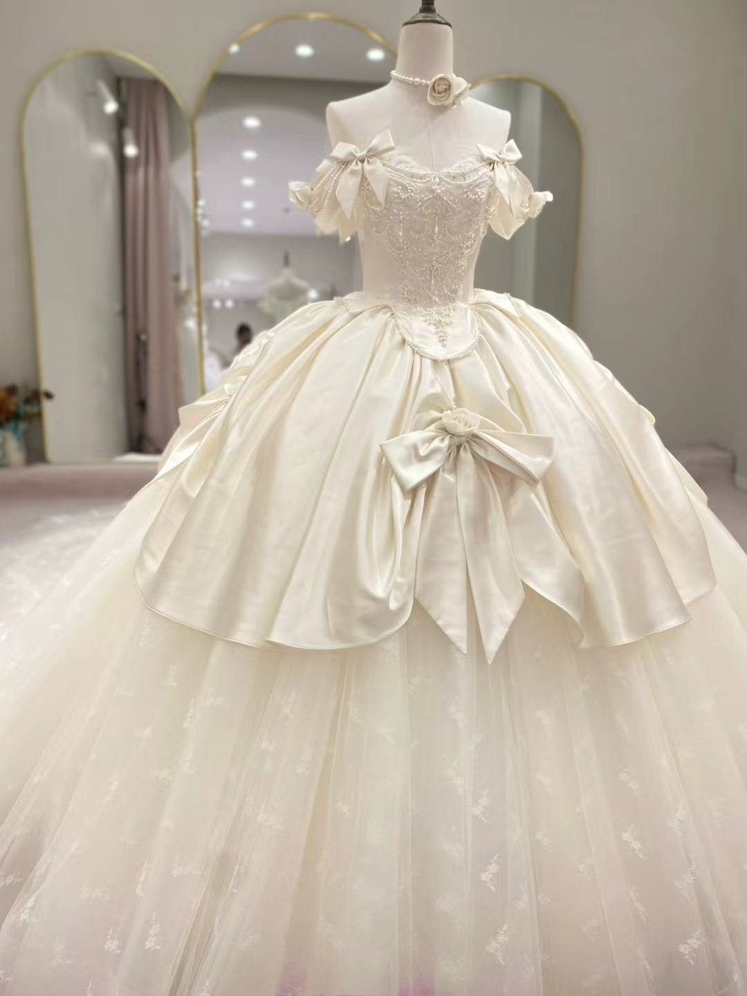 上品！ ウエディングドレス オフホワイト リボン 光沢サテン ソフトチュール 華やかなトレーン アンティークなドレス 結婚式