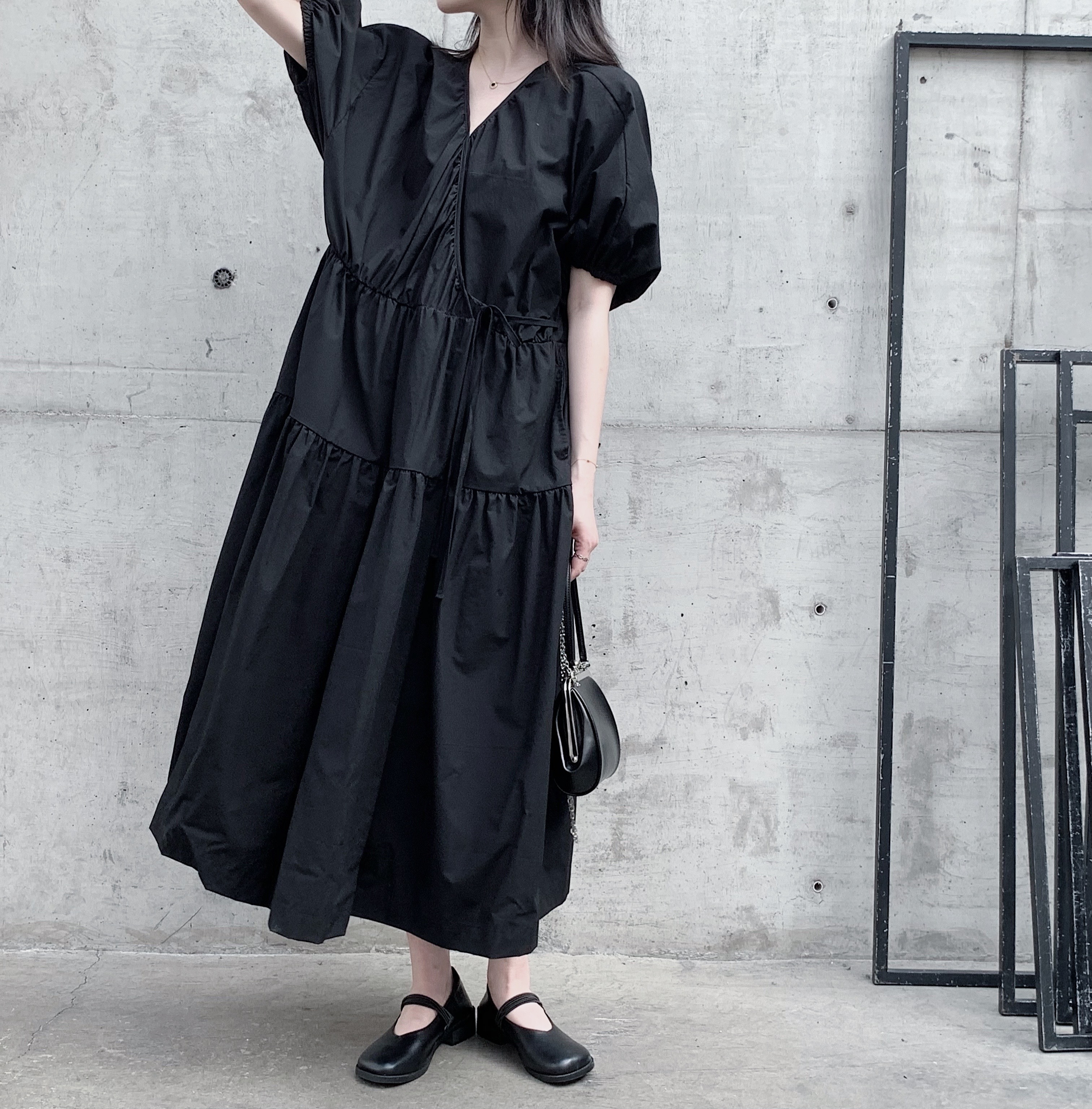 ゆったりとしたロングドレスバブルスリーブVネックスカートスロープストラップ ワンピース フレアワンピース ロング丈 アンクル丈 半袖 ボリューム袖 Vネック セミフレア Aライン シフォン