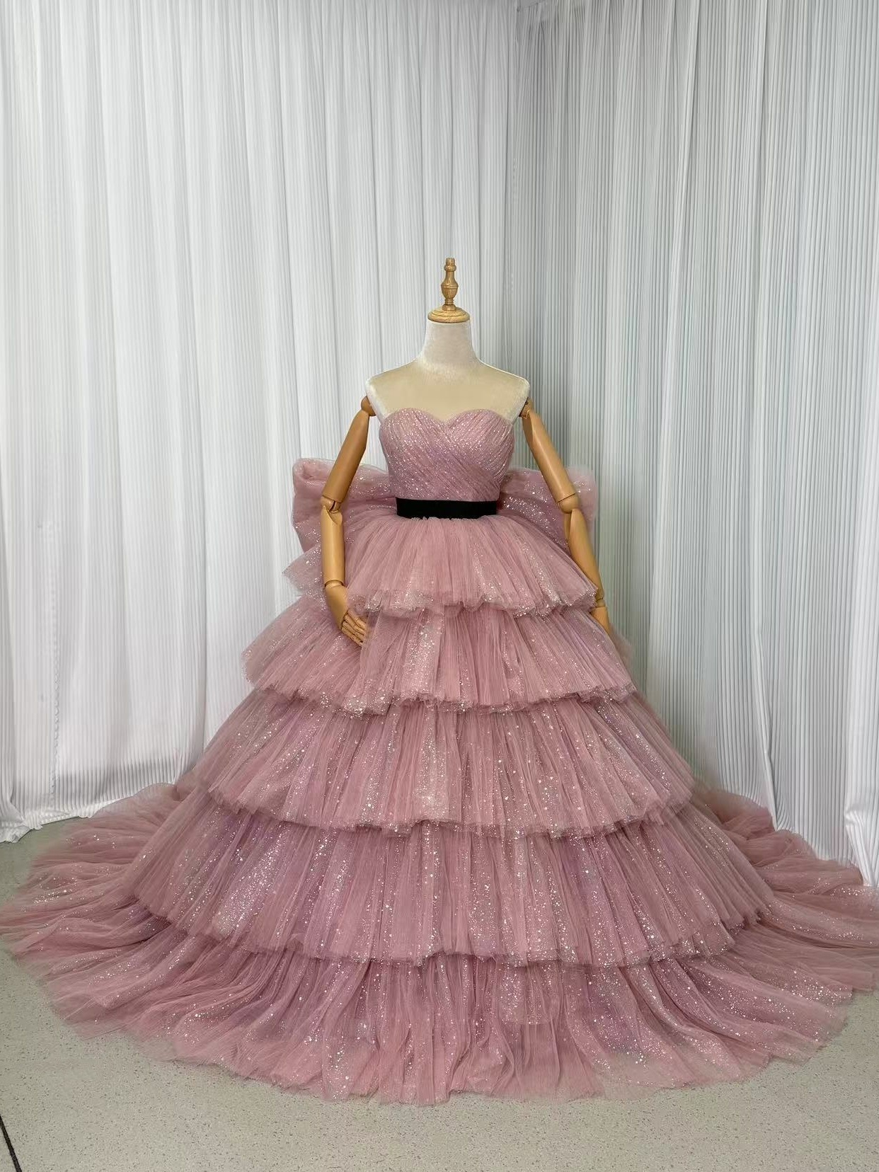 カラードレス くすみピンク キラキラグリッターチュール ふっくら柔らかなバックリボン ベアトップ 編み上げ サッシュベルト ティアードのドレス 華やかなトレーン 57,480円
