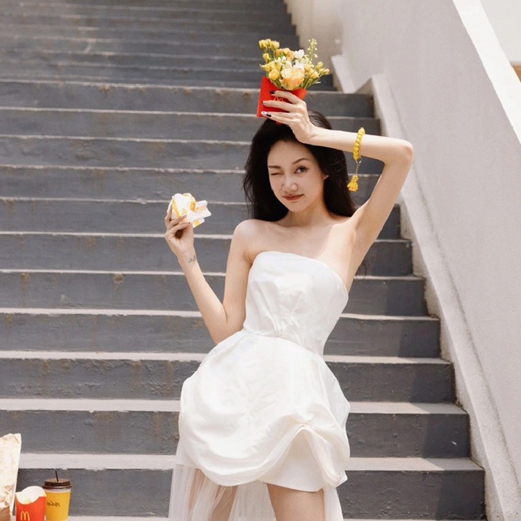 フランスの白い胸の軽いウェディングドレス春の新しいパーティーの誕生日旅行は朝の写真を撮って迎賓しますカラコンアヌアパックナイトブラスニーカーメガ割