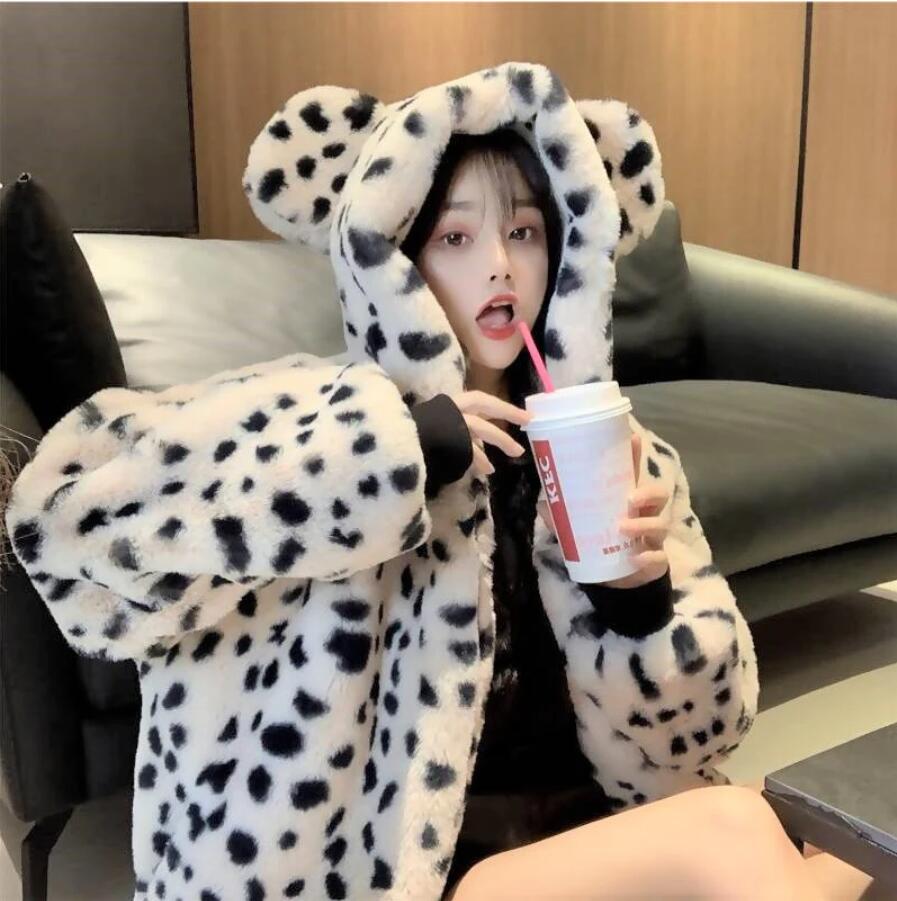 【3日で出荷】大きな耳がキュート フェイクファー パーカー ダルメシアン柄 耳付き フード もこもこ 着映え カジュアル ストリート オシャかわ