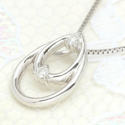 me on... ２つの雫が重なり合うとき K10ホワイトゴールド天然ダイヤモンドティアドロップモチーフネックレス