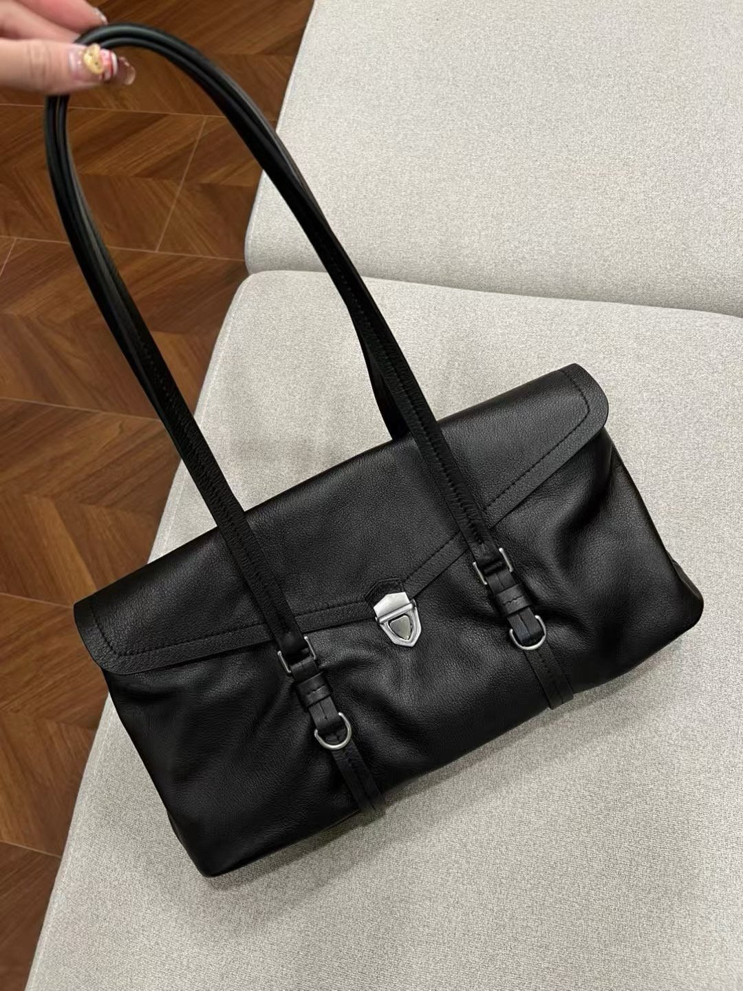 【DEQUE】上質高級感あふれるレザーショルダーバッグ 大容量サイズ