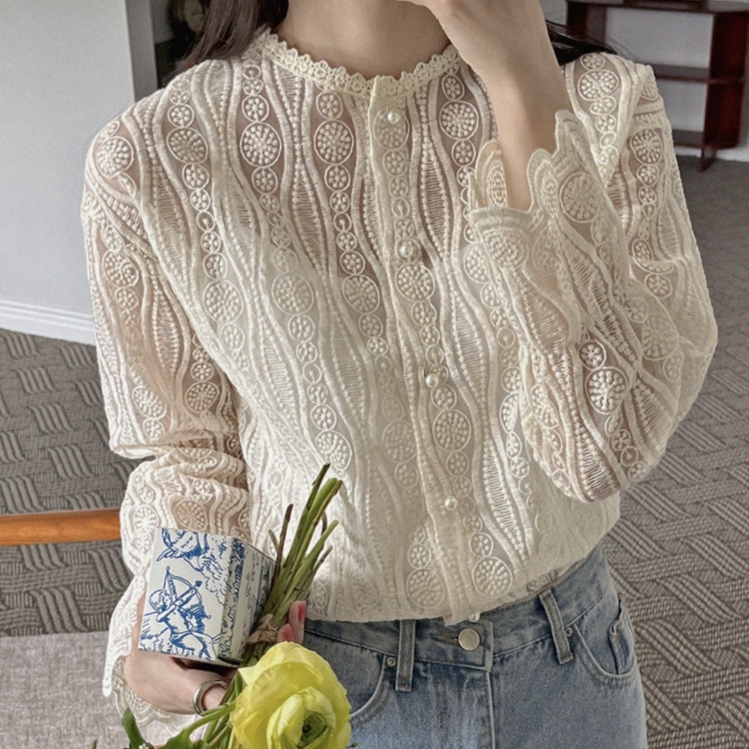 トップス シャツ ブラウス 袖あり 長袖 萌袖 ラウンドネック レース 刺繍 透け感 パール ボタン ウェーブ キャミソールセット かわいい 大人可愛い きれいめ 大人 上品 おしゃれ お洒落