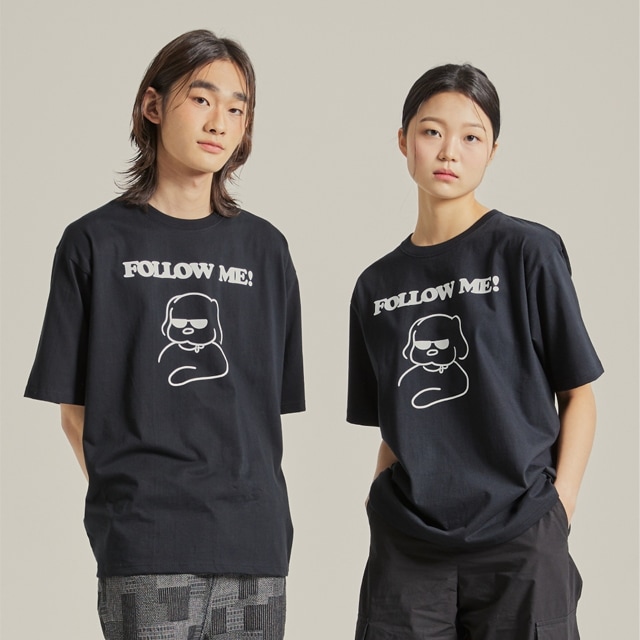 FOLLOW ME 案内犬 プリント 半袖 ラウンドネック Tシャツ [ブラック]