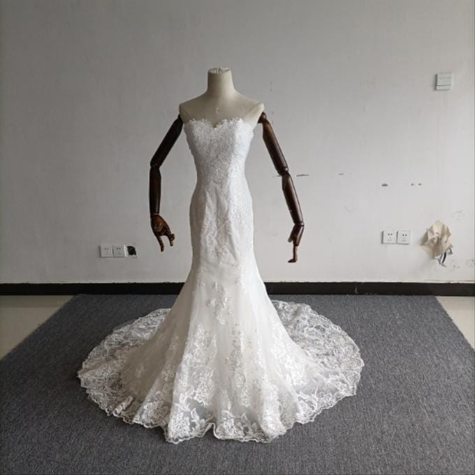 実例写真！ ウエディングドレス ホワイト ベアトップ ビスチェタイプ 憧れのドレス 総レース 華やかなトレーン