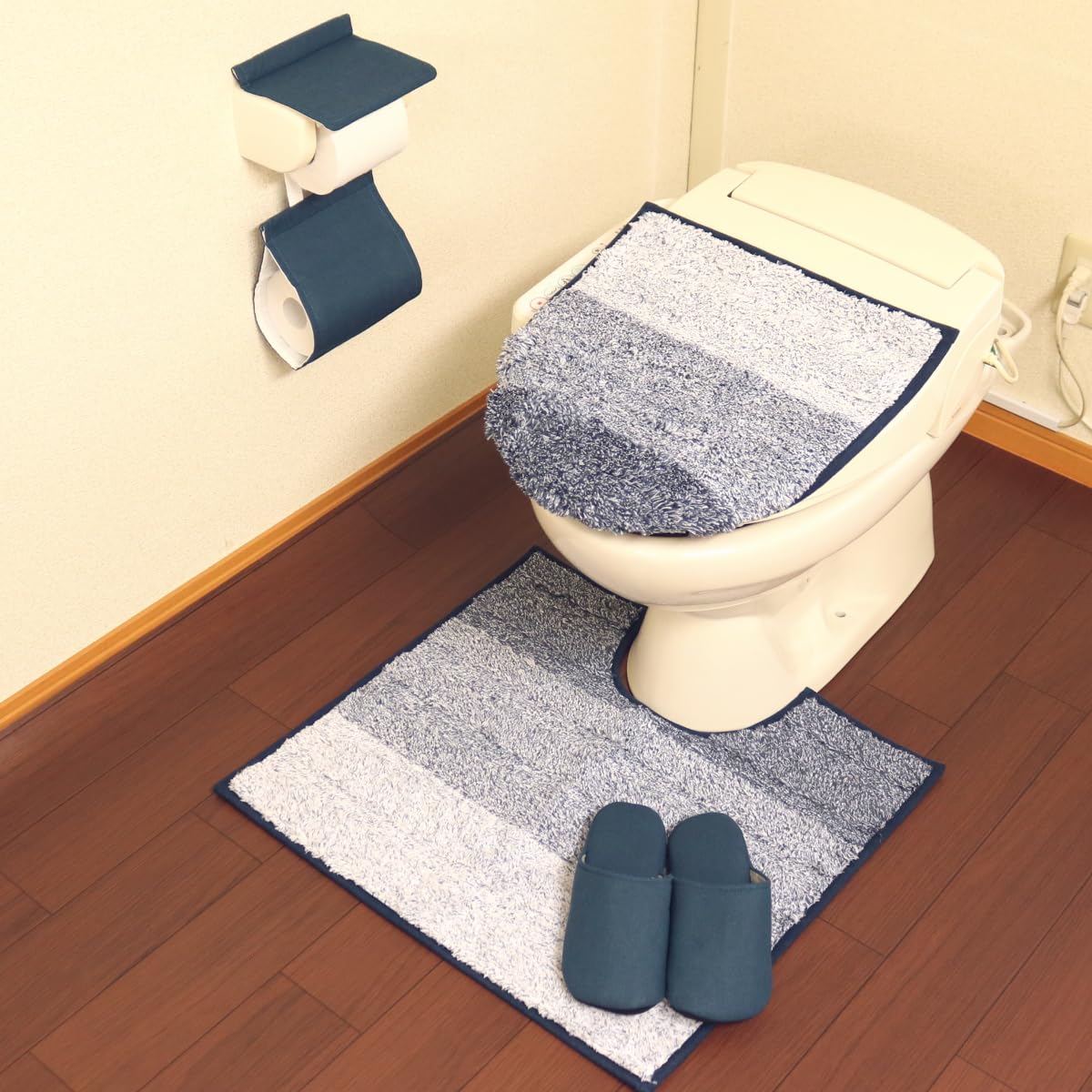 オカトー グラデーション兼用トイレ蓋カバー ネイビー 4枚セット U・O型 洗浄暖房型対応（トイレマット＋兼用フタカバー＋ペーパーホルダーカバー＋スリッパ）