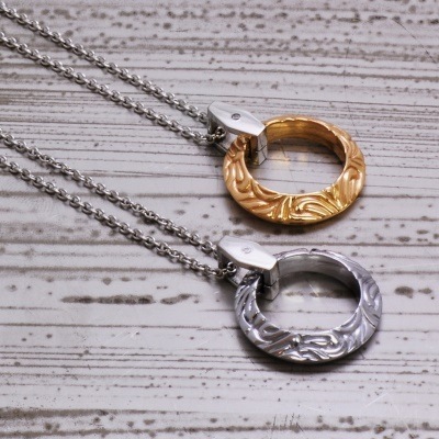 天然ダイヤモンドを埋め込んだ アラベスク調ベビーリングペアネックレス天然ダイヤ 316Lサージカルステンレス使用 ギフトに最適送料込み