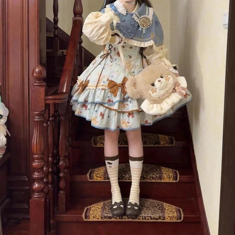 とにキュートでスイートな齢を感じさせないレディースのツーピースセットピーターパンカラーのケープコートにリボンサスペンダールスカート