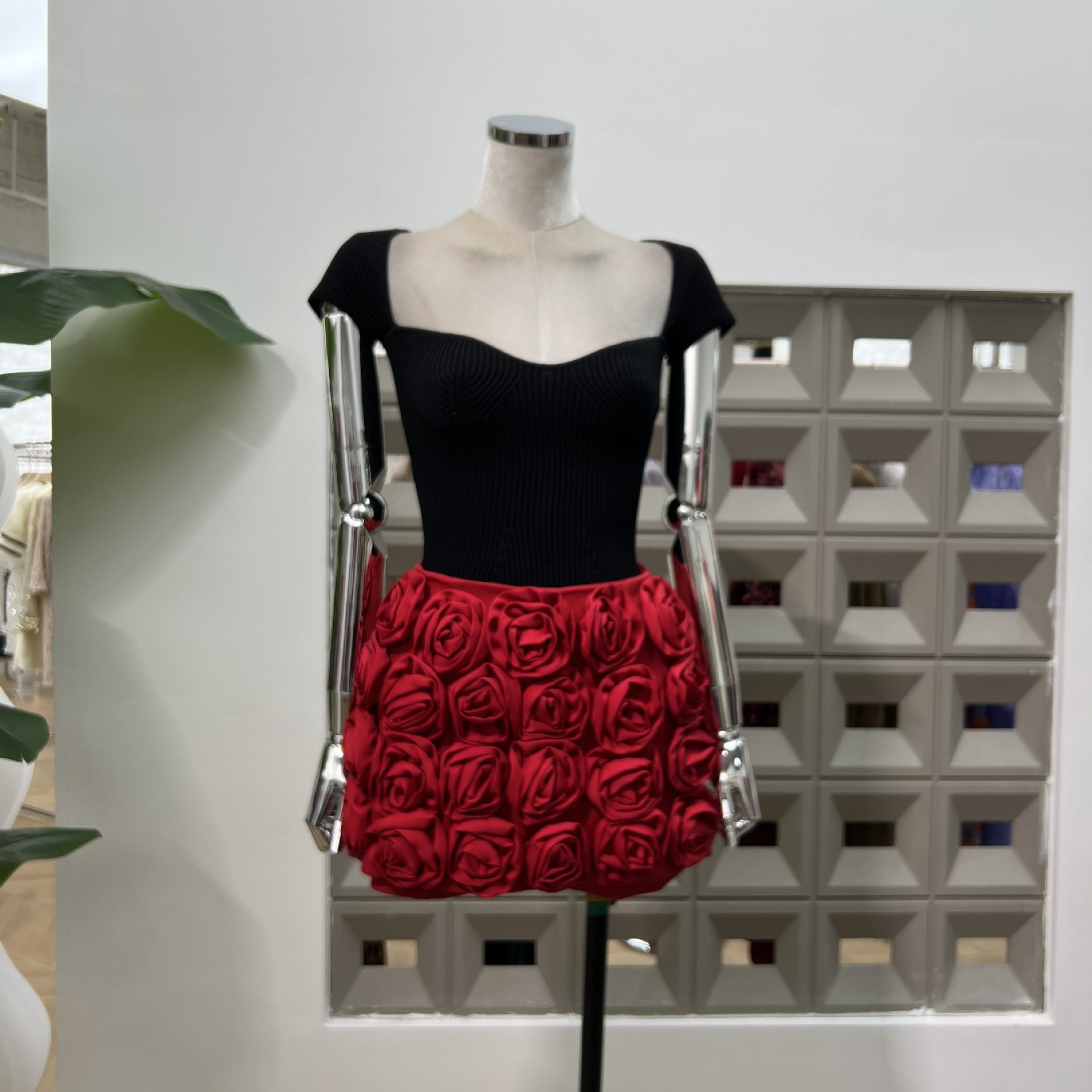 富家の名媛の独特な洋風のフランス風のファッションのきれいな小さい背の立体の花の短いズボンのスカートの半身のスカート