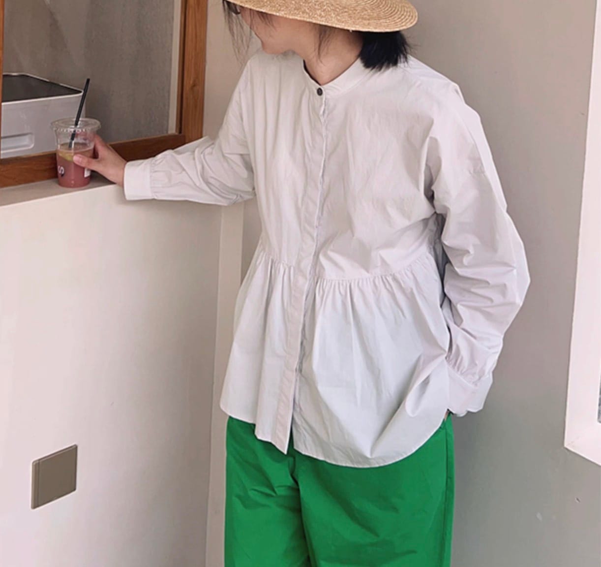 レディース トップス シャツ ブラウス デート ミディアム丈 袖あり 長袖 ボリューム袖 萌袖 襟付き スタンドカラー セミフレア ワイド Aライン 切り替えデザイン スマート 前開き 伸縮性