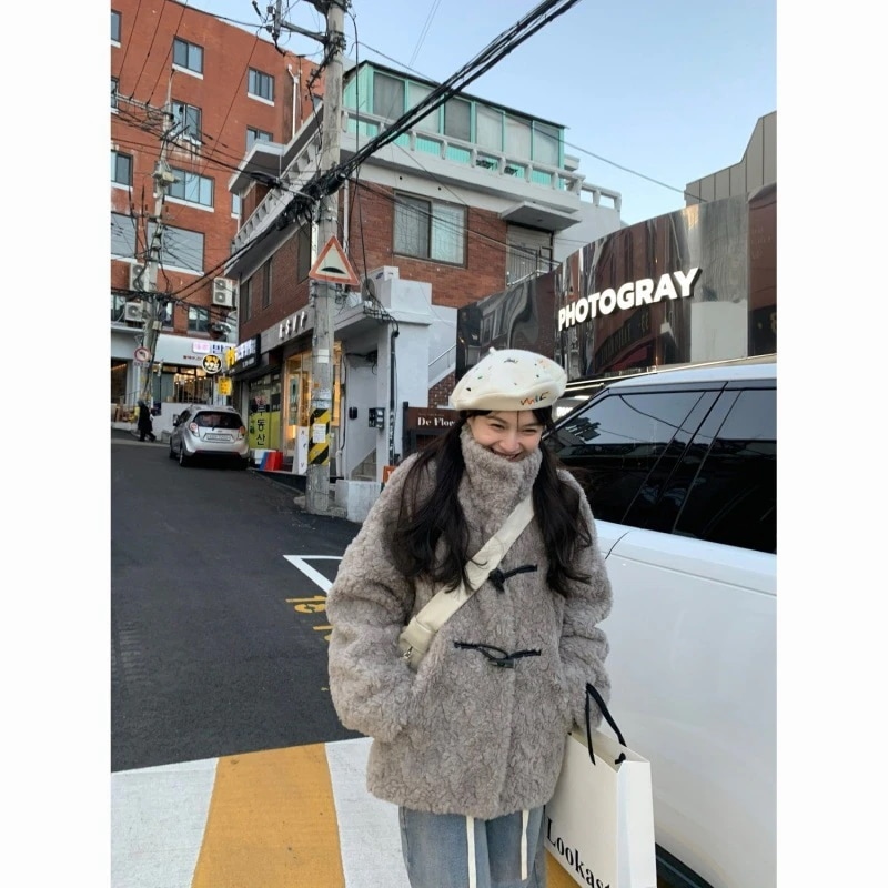 【早い者勝ち！】スタンドカラー ホーンボタン ミドル丈 イミテーションラムファー コート レディース ファー オールインワン トップス 冬暖かい