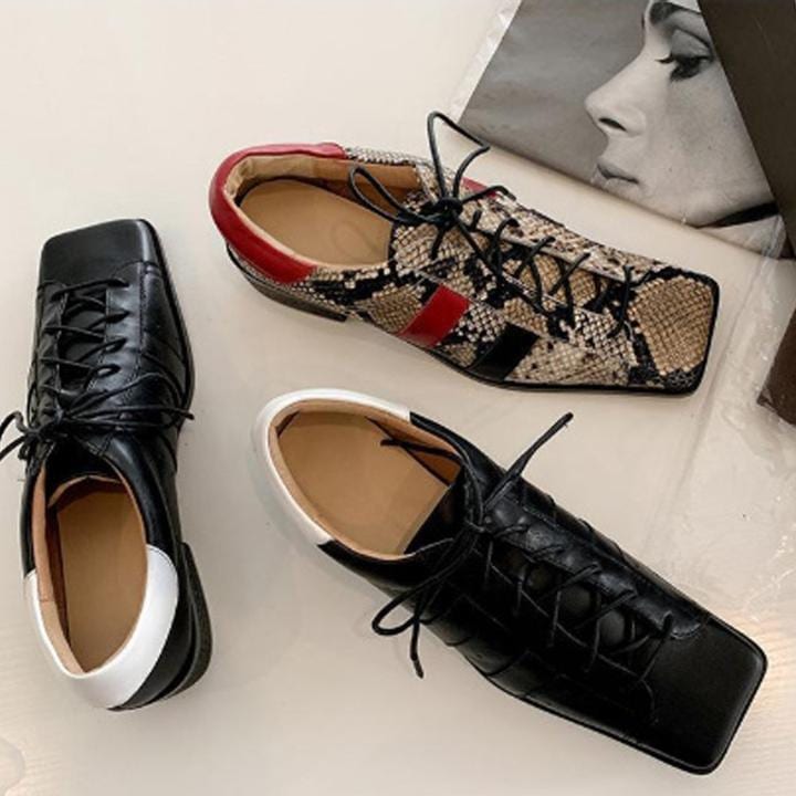 ワイドなスクエアトゥがクラシカルでトレンド感のあるレースアップシューズその他パンプス