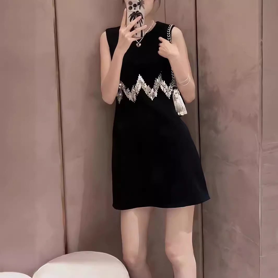 2019年夏の新スタイル：絶妙でエレガントでファッショナブルな女性服リトルブラックドレスノースリーブハイエンド気質のあるリトルブラックドレス