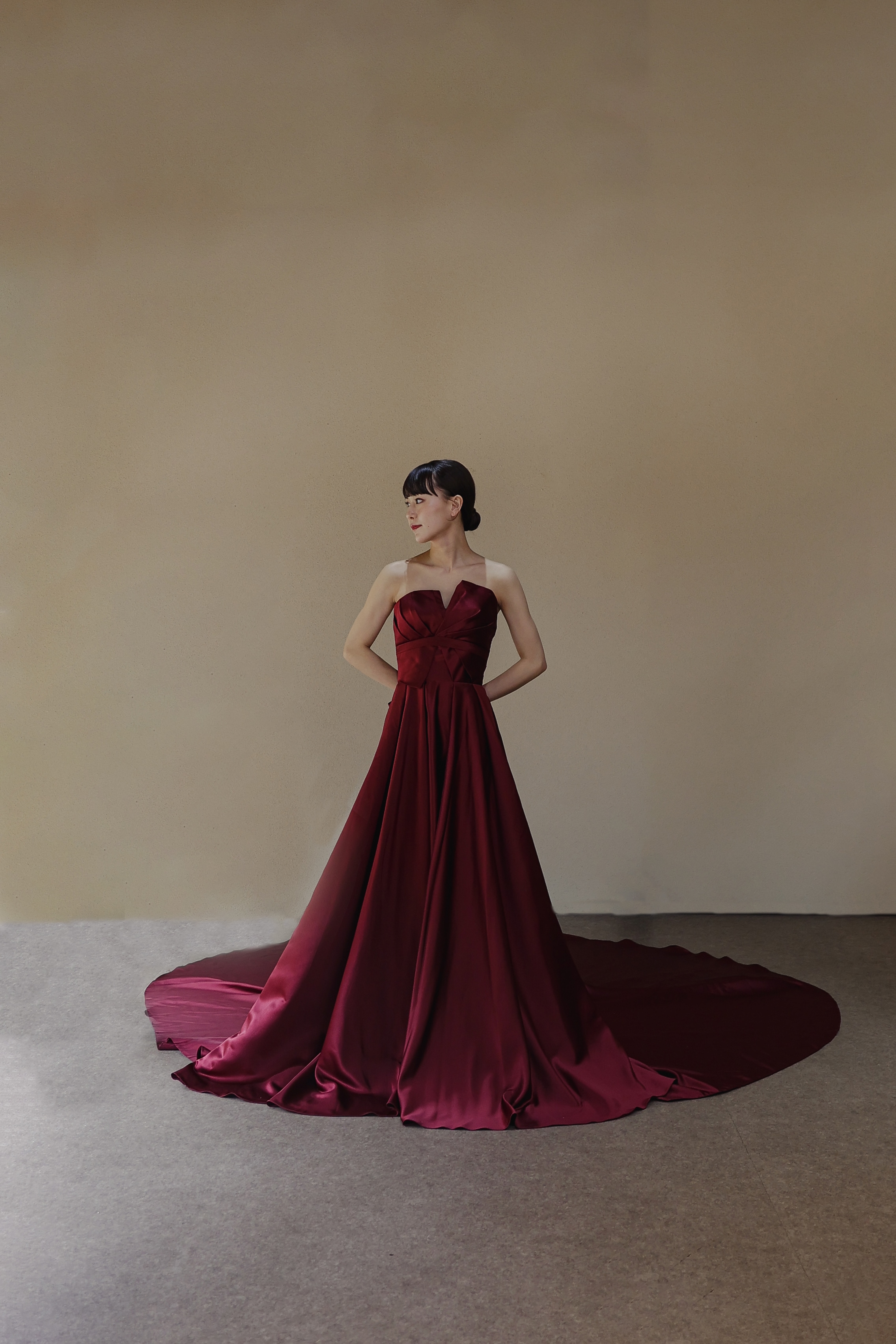 カラードレス ワインレッド ベアトップ 編み上げ 光沢サテン スレンダーライン エレガント 結婚式/披露宴 華やかなトレーン