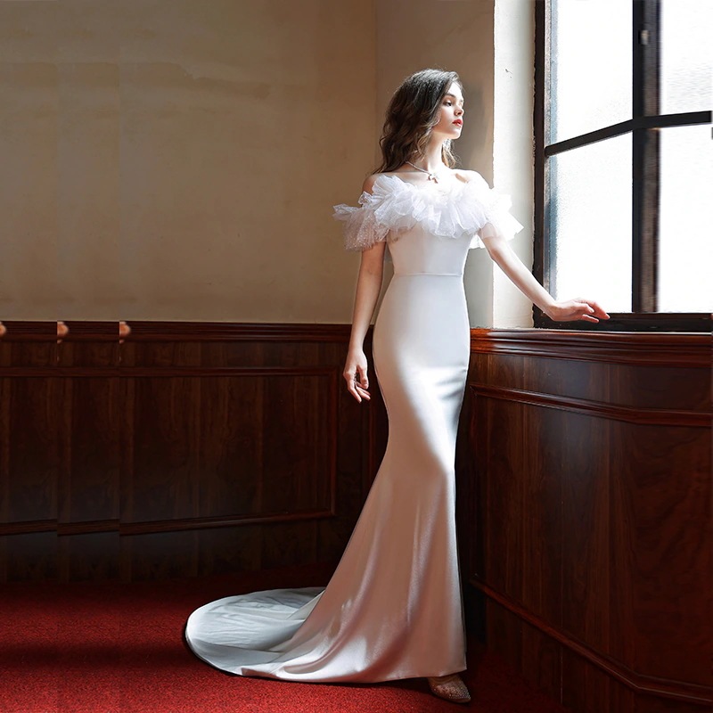 韓国ファッション ウェディングドレスタキシード 二次会 花嫁 海外挙式 お呼ばれドレス フォト 披露宴ロマンチックなフリル胸にマーメイドテールのウェディングドレス