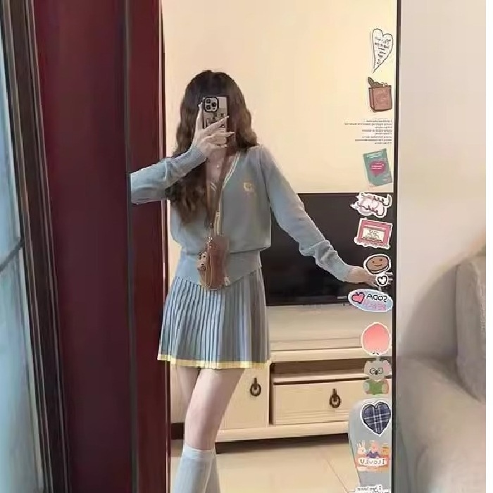 ハイエンドのカスタマイズ-初秋カレッジスタイル V ネックニットカーディガントップ女性用フレンチスタイルハイウエストスリムプリーツスカート 2 点セット