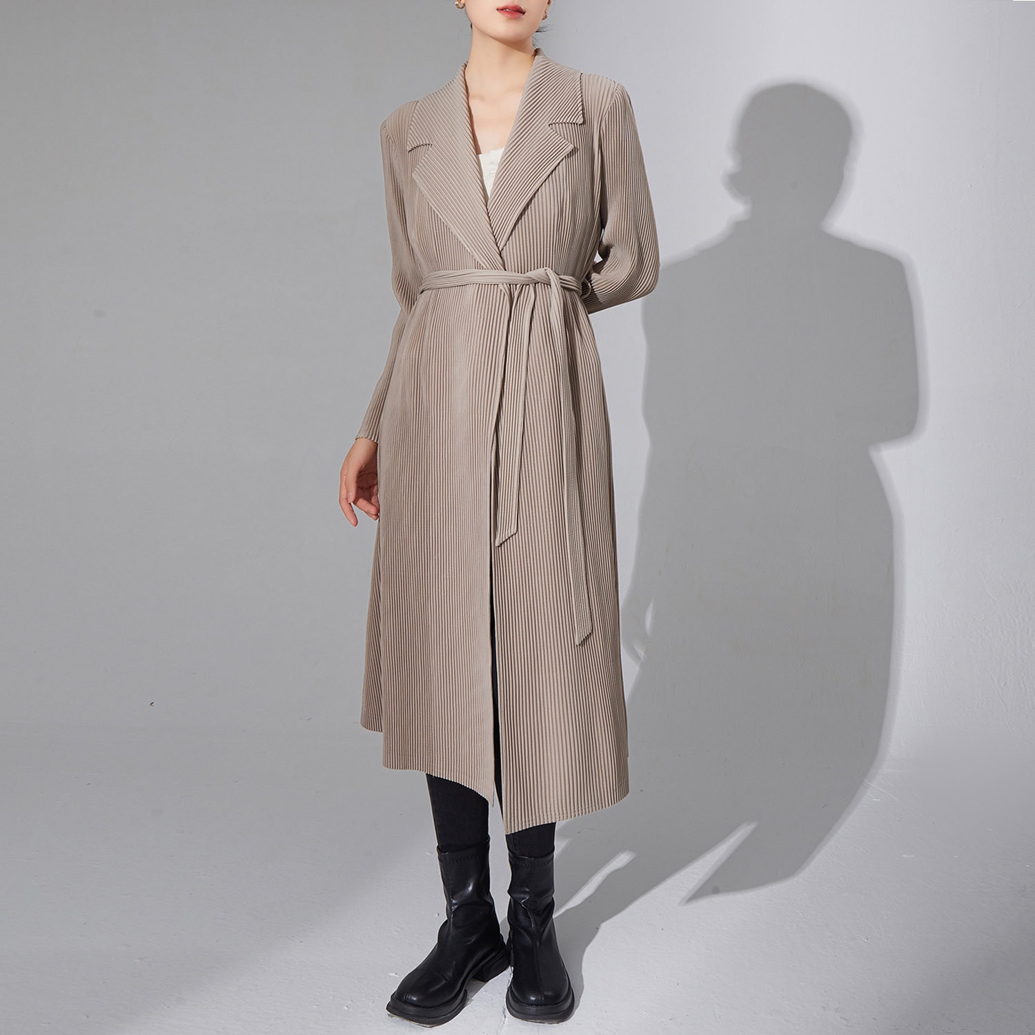 秋冬服のシワコートの女性はゆったりとしています