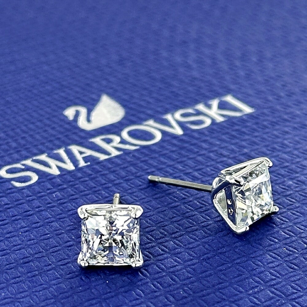 特典つき スワロフスキー スタッド ピアス おしゃれ レディース ブランド 紙袋 ショッパー アクセサリーケース 付き SWAROVSKI 誕生日プレゼント 女性 結婚記念日 妻 嫁 彼女