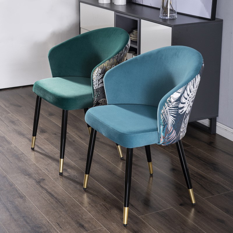 ラグジュアリー 刺繍(ししゅう)入りダイニングチェア アームレスト付き