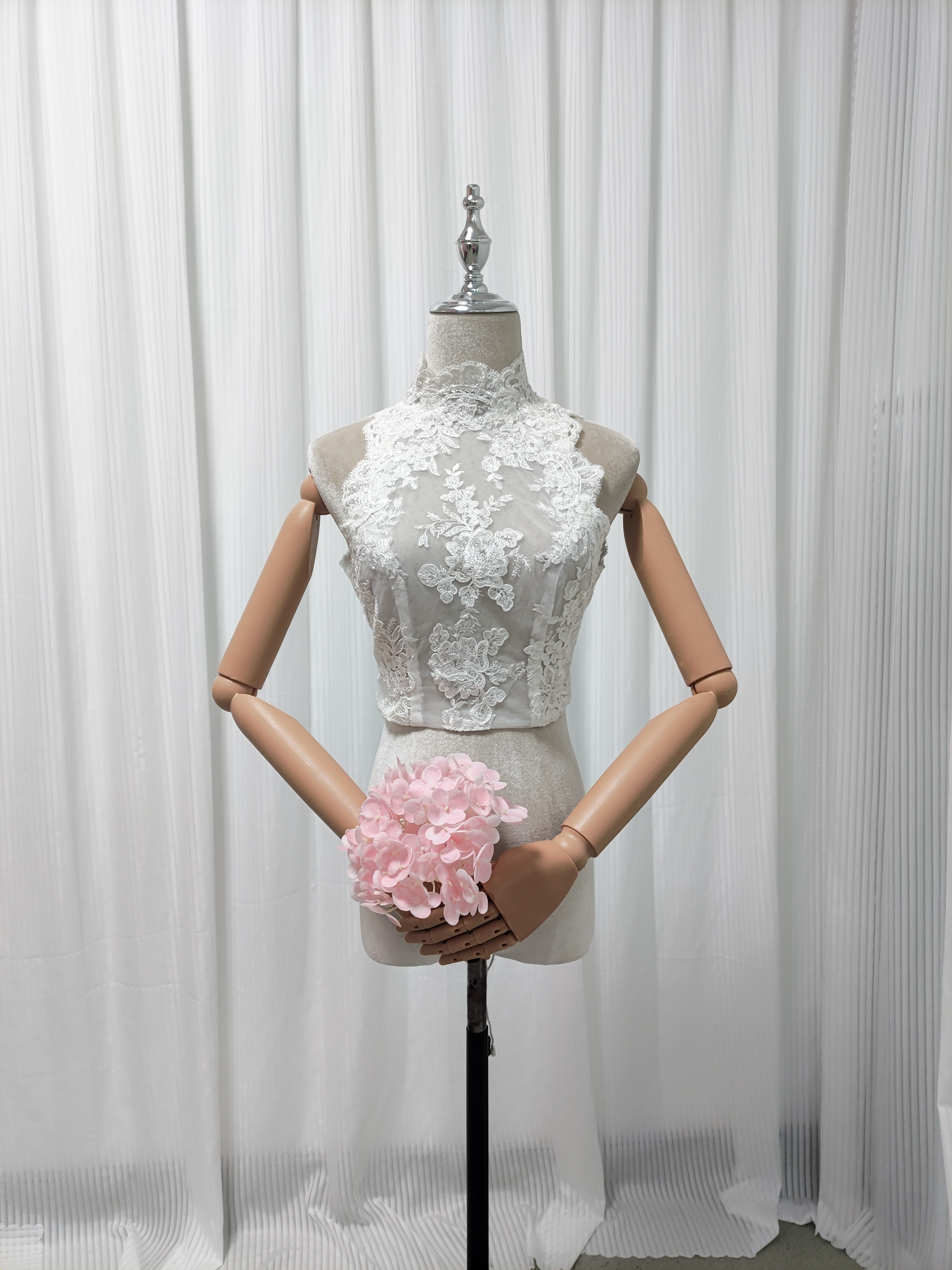 ウエディングドレス ボレロ 咲き誇る透け花レース ハイネック ノースリーブ くるみボタン 花嫁