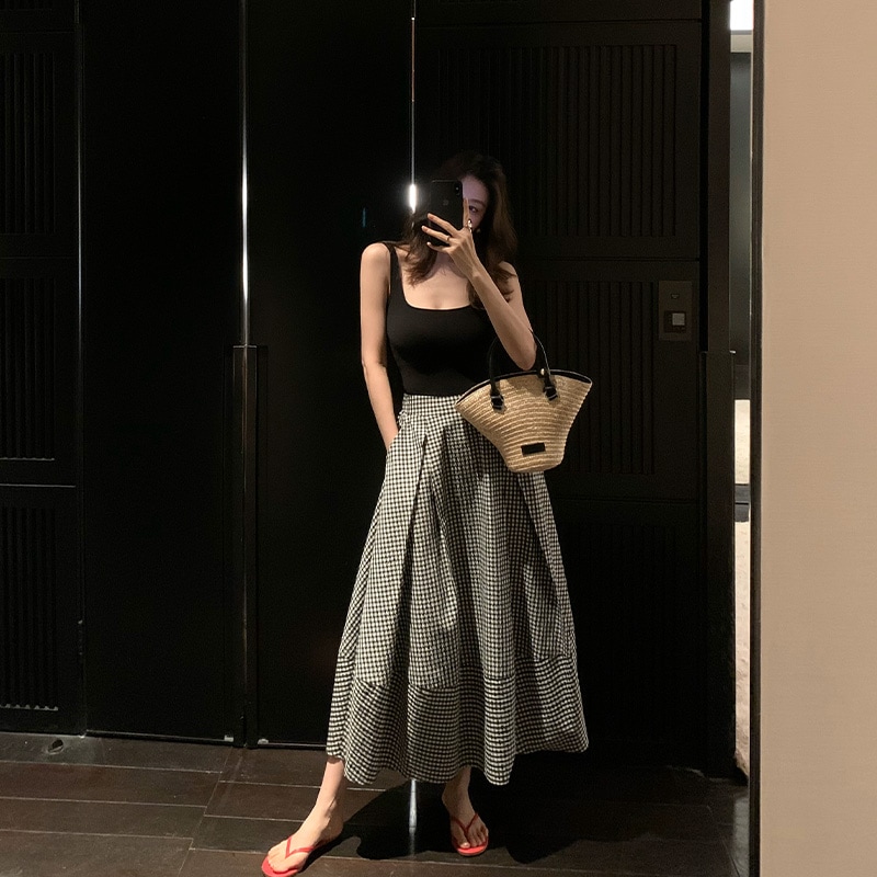 2025年夏の女性のための長いxier黒と白の格子縞のプリーツの花のそよ風スカート新しいハイエンドルーズスリムaラインスカート