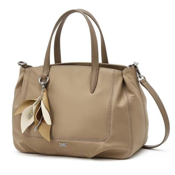 DCBA5F533I3 [25FW][MISTY FLOWER] ベージュフラワーチャーム ナイロン トートバッグ M