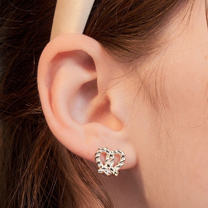 ミンニ芸園着用rope pretzel earring/韓国の人気ブランド 韓国正規品 韓国の人気商品 韓国ファッション 韓国ジュエリー デイリーアクセサリー SNSで人気 韓国ファッション 韓国