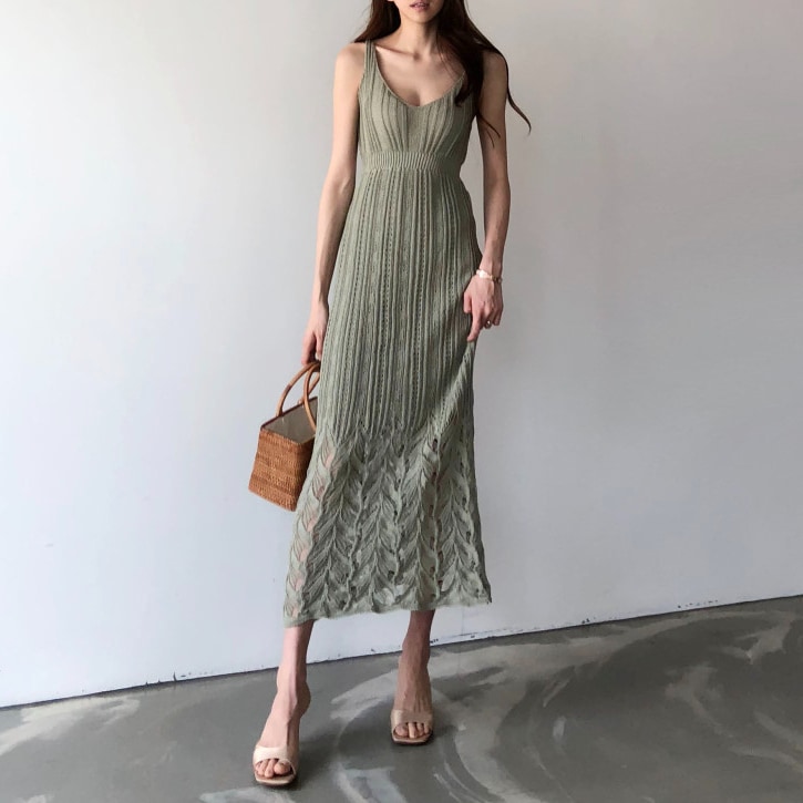 ワンピース ニットワンピ ノースリーブワンピ Iライン 膝下 ミモレ丈 Vネック 刺繍 ハイウエスト リブ 伸縮性 ニット 配色 バイカラー かわいい 大人可愛い きれいめ シンプル 大人 上品 5,681円