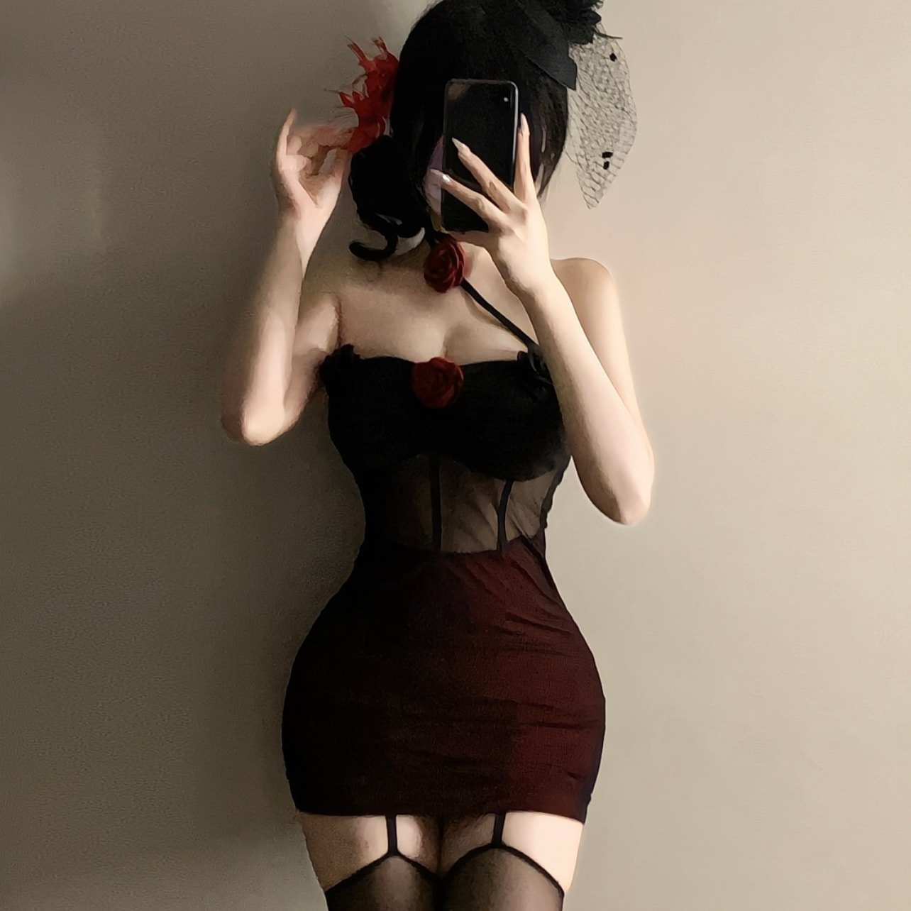 セクシーなギャルは首を掛けて胸ワンピース女性を塗ります