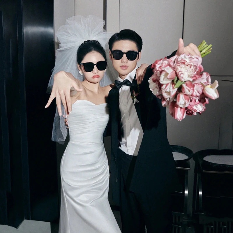 韓国のストラップレスウェディングドレスサテンテイルセクシーな白いスカート写真家旅行 5,465円