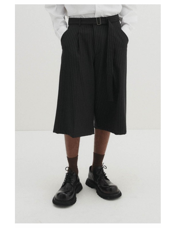 【DNSR】 BELTED STRIPE BERMUDA SLACKS : CHARCOAL