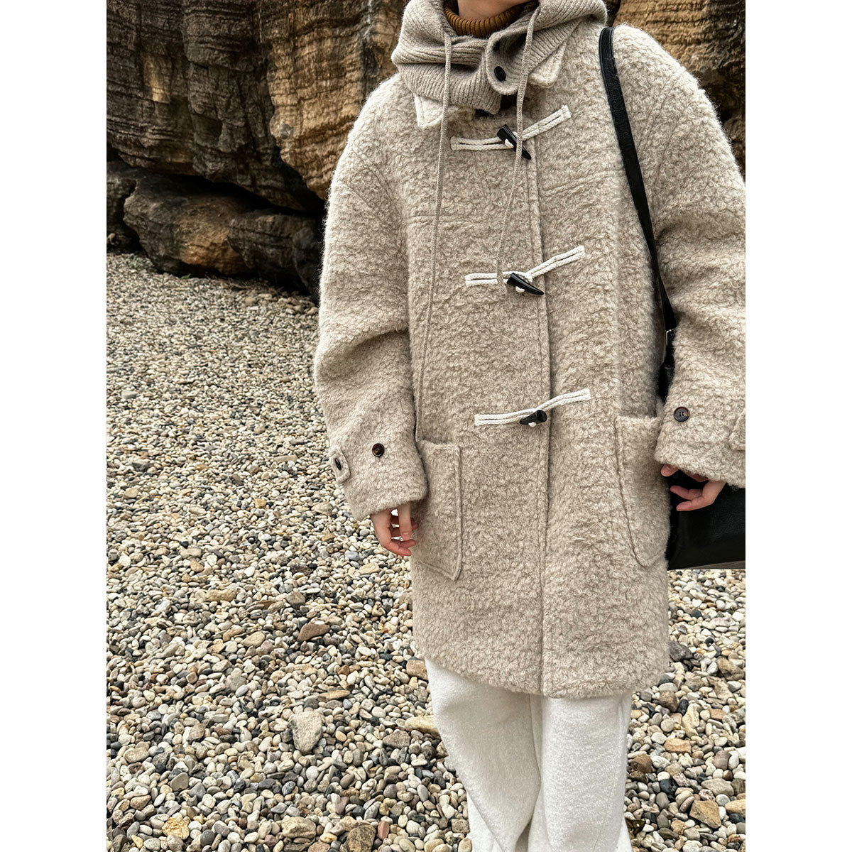 韓国の秋冬の女性用の新しいスタイルのホーンボタンパッド入りコート多用途なミドル丈のラムウールコート 3517