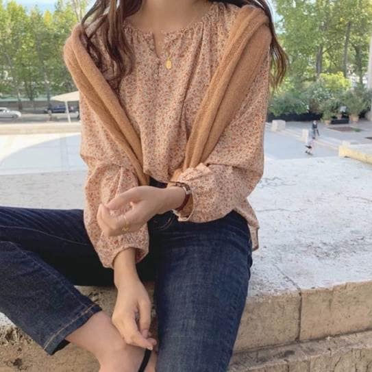 トップス シャツ シフォンシャツ ブラウス 袖付き 長袖 襟なし ラウンドネック かわいい 大人可愛い きれいめ シンプル 大人 上品 おしゃれ かっこいい 大人女子 こなれ感 清楚 キュート ガーリ