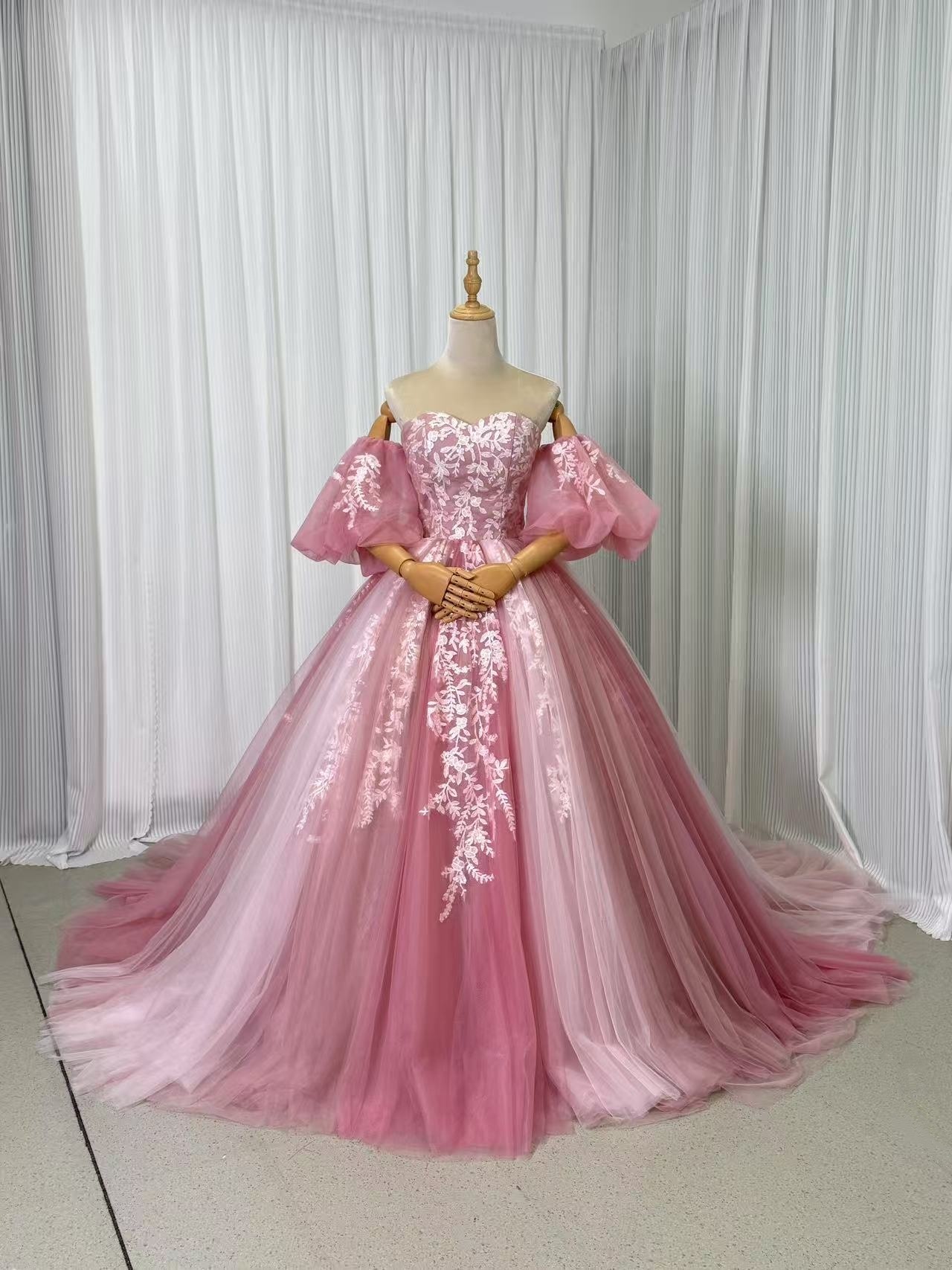 カラードレス ピンク パフスリーブ 編み上げ キラキラ光る刺繍 華やかなトレーン ソフトチュール 花嫁 前撮り