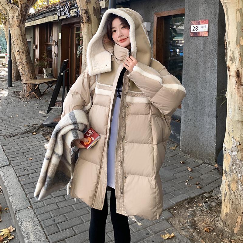 2024年冬の女性用ラムウールスプライシングカーキダウンジャケット新しいスタイルの非常に素敵な厚くて暖かいデザイン