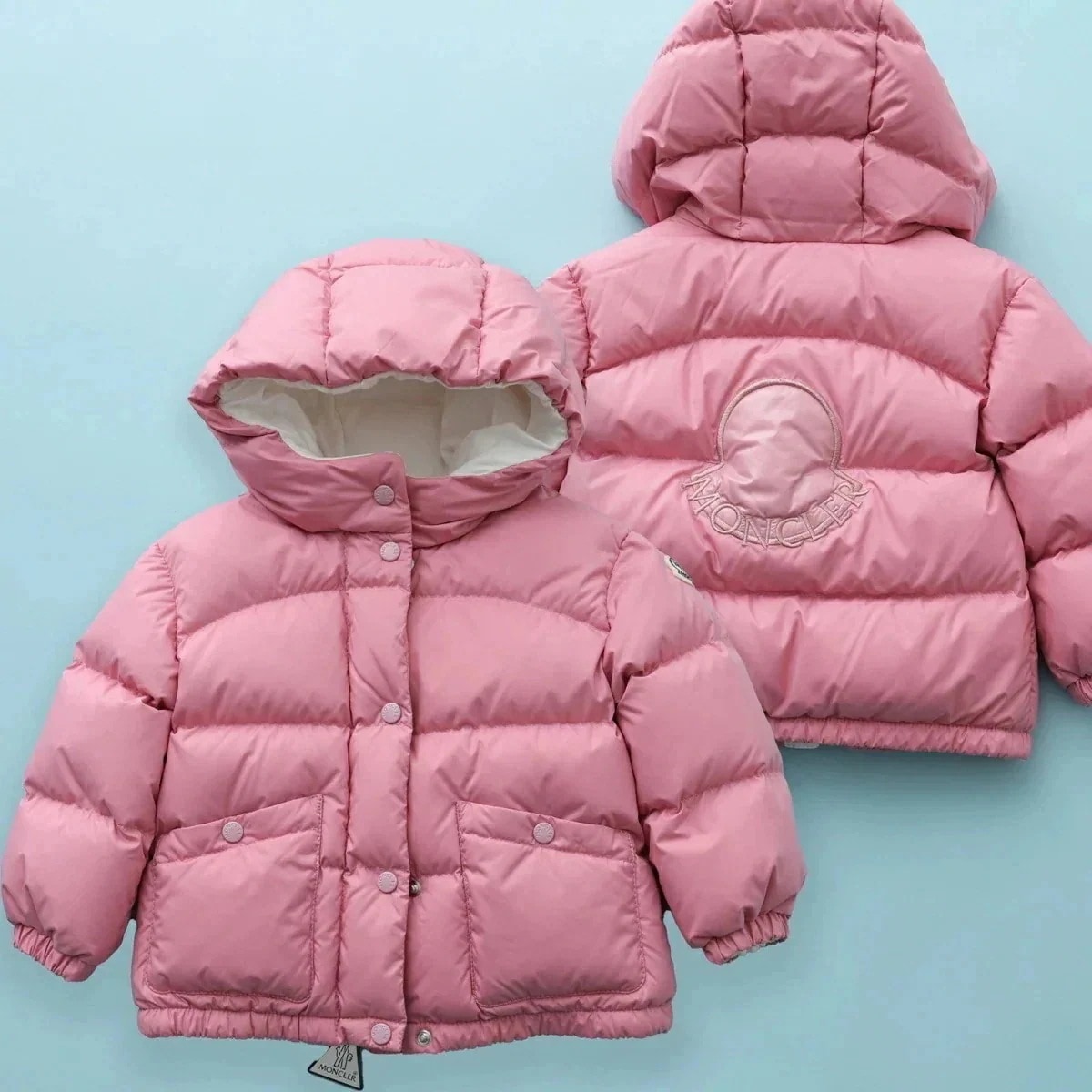 MONCLER BABY モンクレール ベビー ダウンジャケット EBRE エブル 1A00013 54A81 ガールズ フード付き ロゴ 刺繍 アイコンパッチ 29,905円