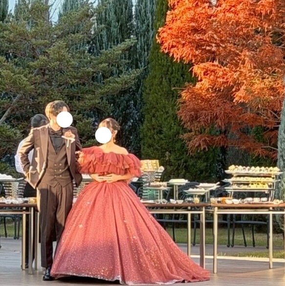 実例写真！ カラードレス ボルドー色 オフショルダー キラキラスパンコール 華やかなトレーン 結婚式 前撮り